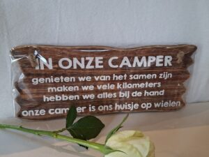 Houten bord met tekst 'Camper'