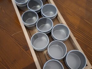 Presentatiebord met 11 metalen bewaardoosjes