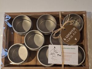 Presentatiebord met 8 metalen bewaardoosjes